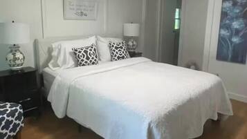 3 makuuhuonetta, silitysrauta/-lauta, ilmainen Wi-Fi, vuodevaatteet