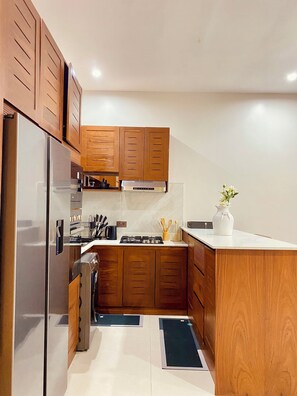 Kühlschrank, Mikrowelle, Herdplatte, Kochgeschirr/Geschirr/Besteck