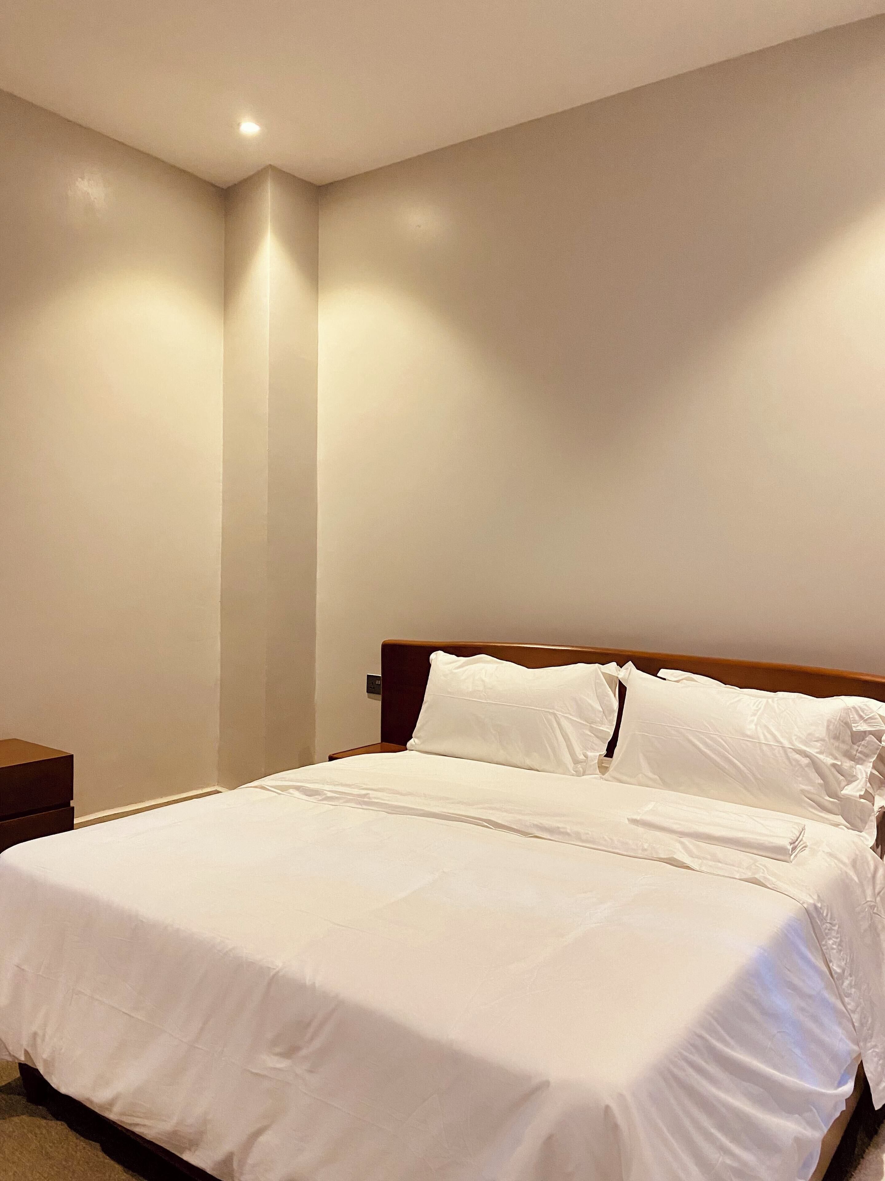 Ruang kerja ramah laptop, tirai kedap cahaya, dan setrika/meja setrika