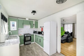 Microwave, oven - 3 BH with Free Parking Near ExCel London, Newham Hospital & London City Airport (London)