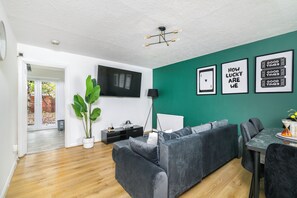 TV - 3 BH with Free Parking Near ExCel London, Newham Hospital & London City Airport (London)