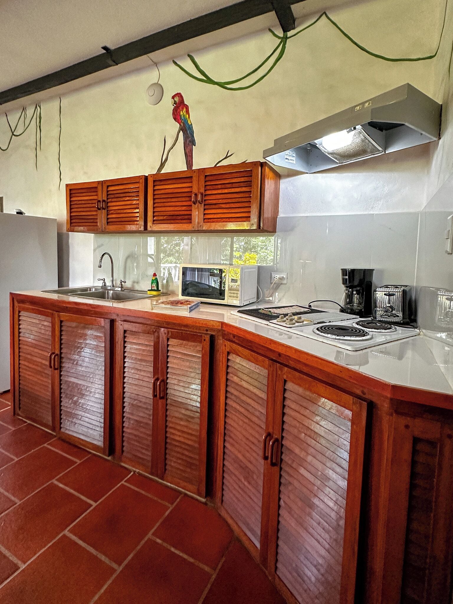Apartamento conforto, cozinha, vista para o mar | Cozinha privada | Micro-ondas, cooktop, talheres/pratos/utensílios de cozinha