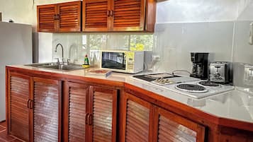 Comfort Apartment, Kitchen, Sea View | Private kitchen | Microwave, stovetop, cookware/dishes/utensils