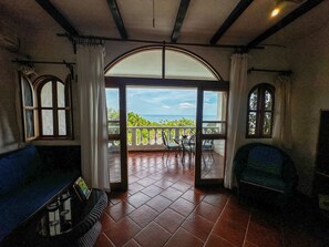 Apartamento clásico, 1 habitación, balcón, vistas a la montaña | Zona de estar