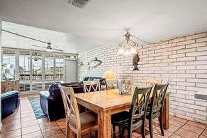 Dining - 11th Street Beach Retreat • Walk to Sand • Golf Cart Zone (Port Aransas)