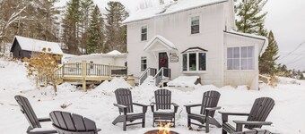 NEW-4 bdrm farmhouse in town w/hot tub & game rm