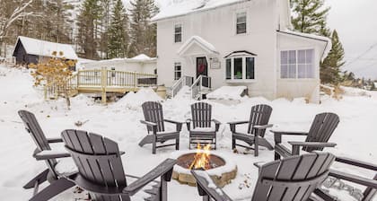 NEW-4 bdrm farmhouse in town w/hot tub & game rm