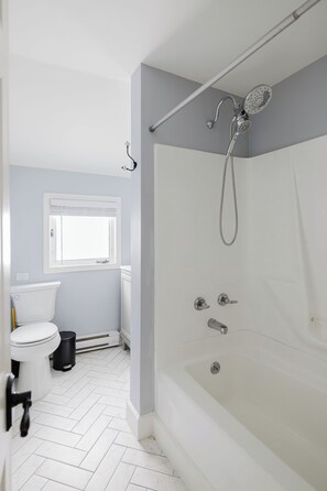 Hair dryer, towels, soap, shampoo - NEW-4 bdrm farmhouse in town w/hot tub & game rm (Lake Placid)