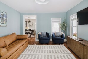 Smart TV, fireplace, video games - NEW-4 bdrm farmhouse in town w/hot tub & game rm (Lake Placid)