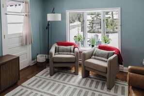 Smart TV, fireplace, video games - NEW-4 bdrm farmhouse in town w/hot tub & game rm (Lake Placid)