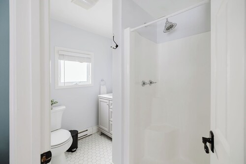 NEW-4 bdrm farmhouse in town w/hot tub & game rm