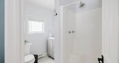 NEW-4 bdrm farmhouse in town w/hot tub & game rm