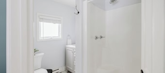 NEW-4 bdrm farmhouse in town w/hot tub & game rm