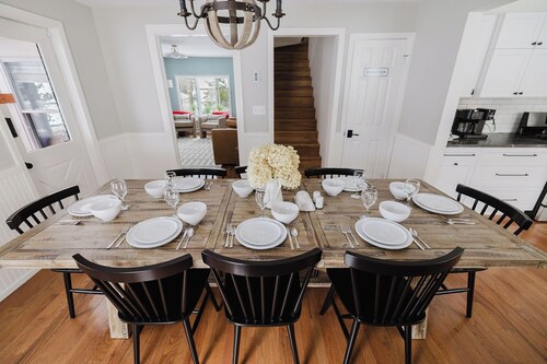 NEW-4 bdrm farmhouse in town w/hot tub & game rm