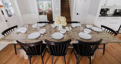 NEW-4 bdrm farmhouse in town w/hot tub & game rm