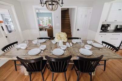 NEW-4 bdrm farmhouse in town w/hot tub & game rm