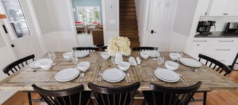 NEW-4 bdrm farmhouse in town w/hot tub & game rm