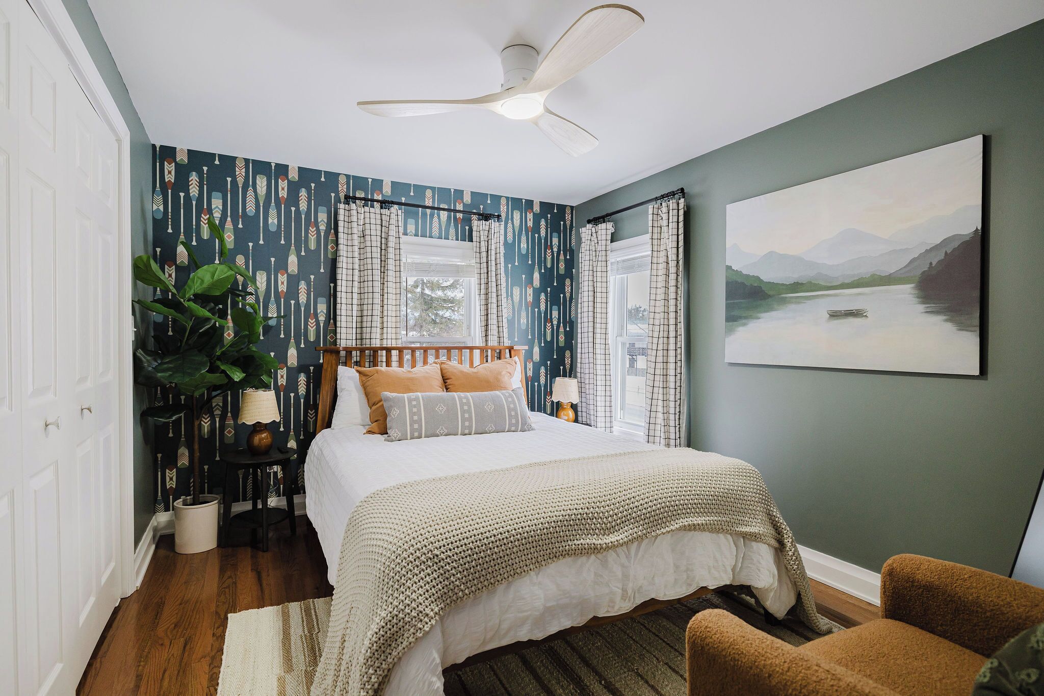 4 bedrooms, desk, iron/ironing board, travel cot