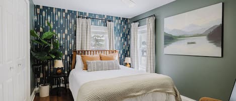 4 bedrooms, desk, iron/ironing board, travel cot