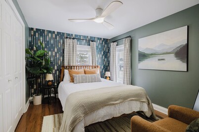 NEW-4 bdrm farmhouse in town w/hot tub & game rm