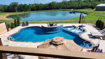 Alberca al aire libre y alberca climatizada
