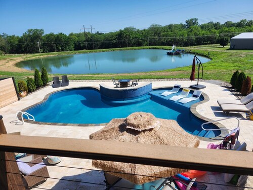 Amazing Country Resort Minutes from KC & FIFA 2026, Pool, Pond, Games, Sleeps 10