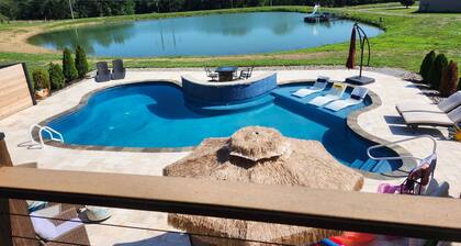 Amazing Country Resort Minutes from KC & FIFA 2026, Pool, Pond, Games, Sleeps 10