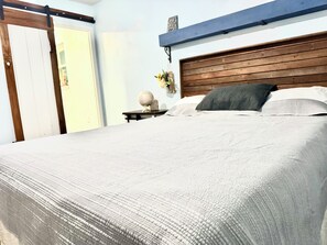 3 sovrum, skrivbord, strykjärn/strykbräda och resesäng