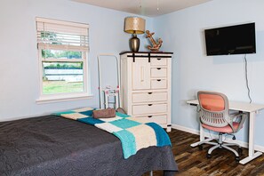 3 bedrooms, desk, iron/ironing board, travel cot