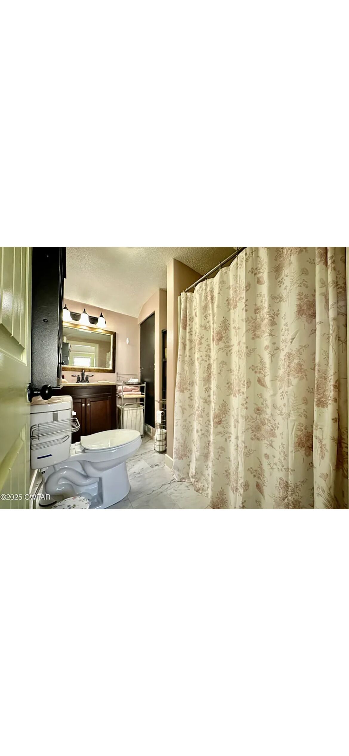 Chuveiro, toalhas de banho, sabonete, papel higiênico