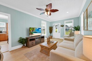 Smart TV - The Lazy Palm Cottage with Hot Tub and Near Beach (Galveston)