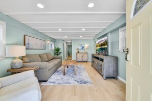 Smart TV - The Lazy Palm Cottage with Hot Tub and Near Beach (Galveston)