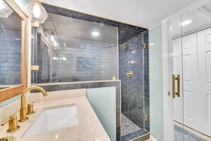Shower, hair dryer, towels, soap - The Lazy Palm Cottage with Hot Tub and Near Beach (Galveston)