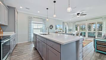 Jääkaappi, mikroaaltouuni, uuni, liesi