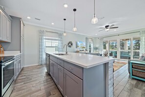 Jääkaappi, mikroaaltouuni, uuni, liesi