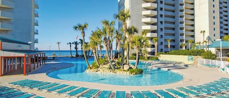 Alberca al aire libre y alberca climatizada