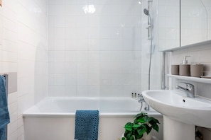 Hair dryer, towels - Ultimate West End Stay - 2 Bedroom apartment (Greater London)