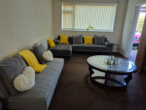 Living area - Spacious 3 bed haven in Oadby Leicester (Oadby)