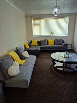 Living area - Spacious 3 bed haven in Oadby Leicester (Oadby)