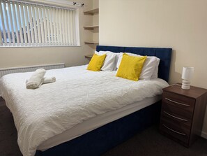 Tabla de planchar con plancha, wifi, ropa de cama