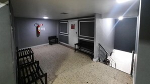 A hallway with a fire extinguisher, benches, and a staircase. - HOTEL BELCENTRO (Belém)