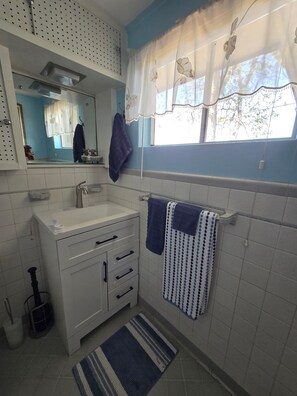 Shower, hair dryer, towels, soap - Charming 2-bedroom farm bunkhouse with hiking, pool/hot tub & petting zoo (Crosby)
