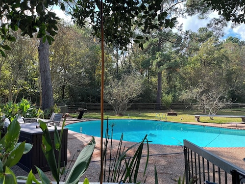 Charming 2-bedroom farm bunkhouse with hiking, pool/hot tub & petting zoo