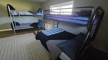 Tabla de planchar con plancha, wifi y ropa de cama