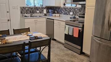 Microondas, horno, placa de cocina, lavavajillas