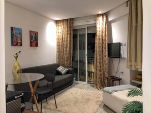 Living area - Modern Studio in Central Rabat. Fully Equipped & Comfortable (Rabat)