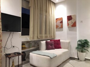 Living area - Modern Studio in Central Rabat. Fully Equipped & Comfortable (Rabat)