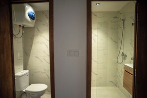 Secadora de cabello, toallas, jabón, papel de baño 