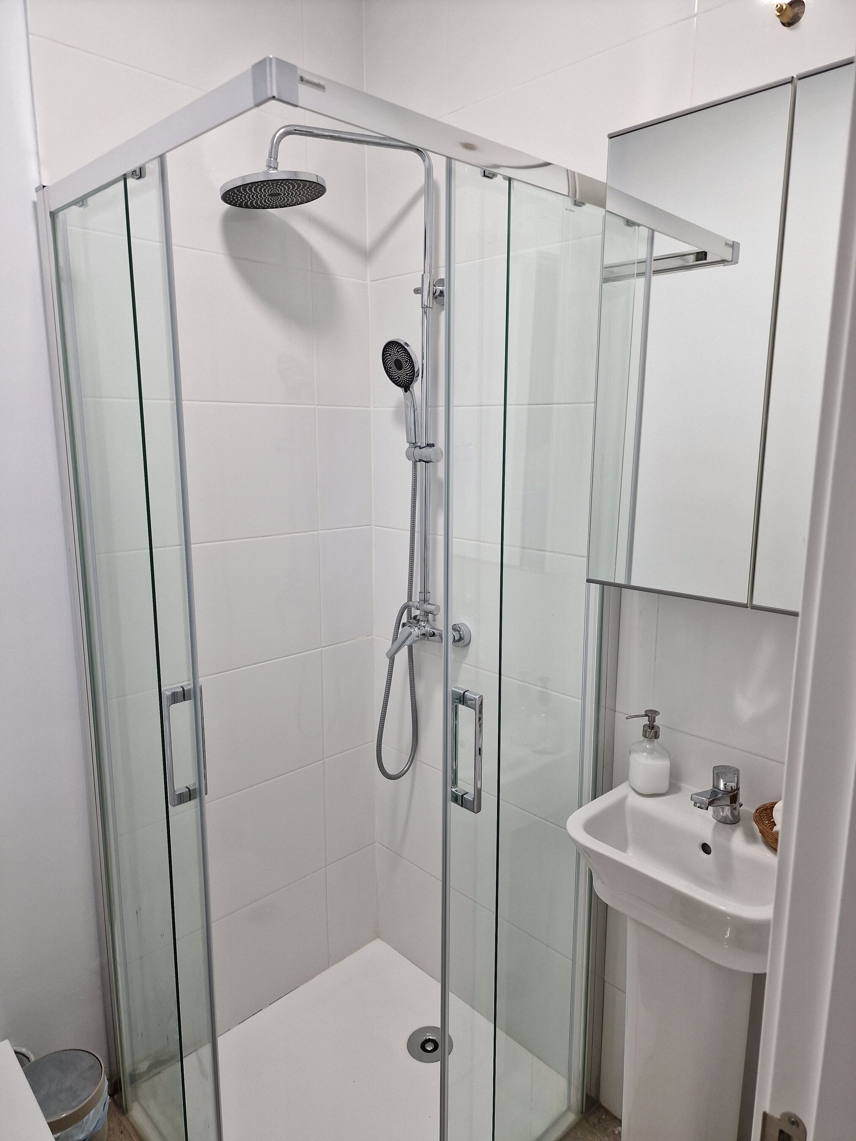 Een douche, handdoeken, toiletpapier