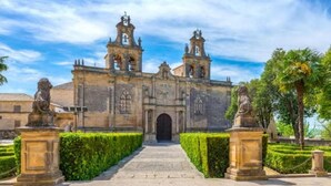 A historic church with two bell towers, a central entrance, and statues on either side. - Central 1-Bedroom Apartment in Historic Ubeda - Aurora3 (Úbeda)